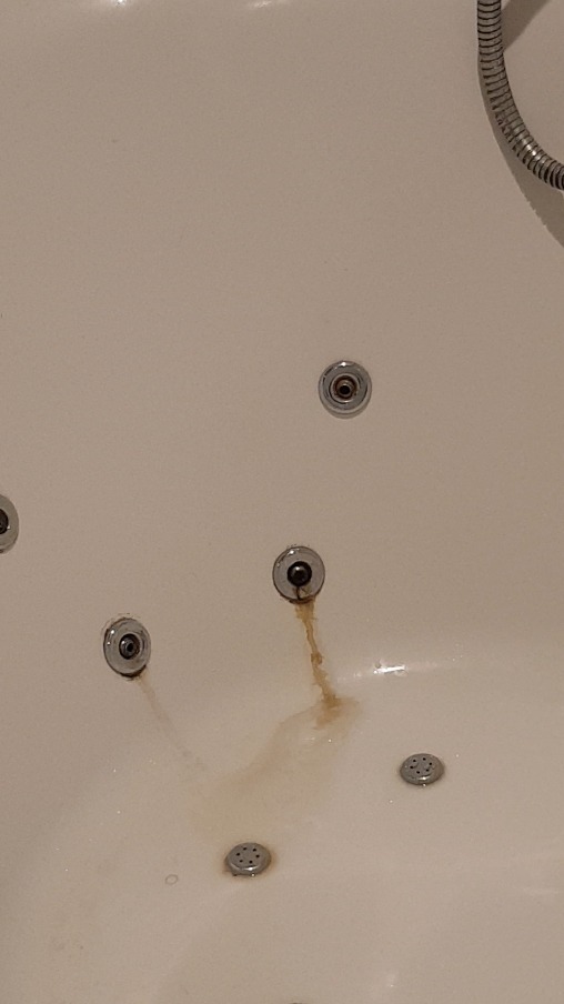 Nettoyage de calcaire dans baignoire jacuzzi AVANT