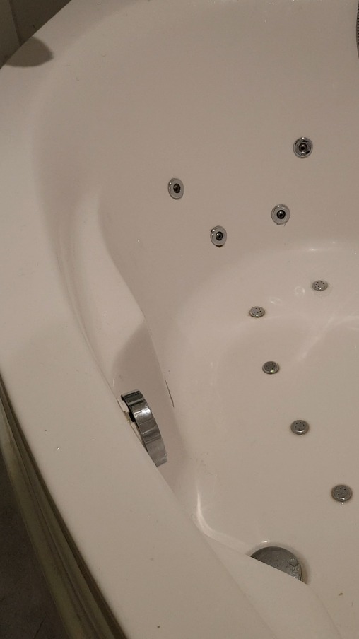 Nettoyage de calcaire dans baignoire jacuzzi APRES